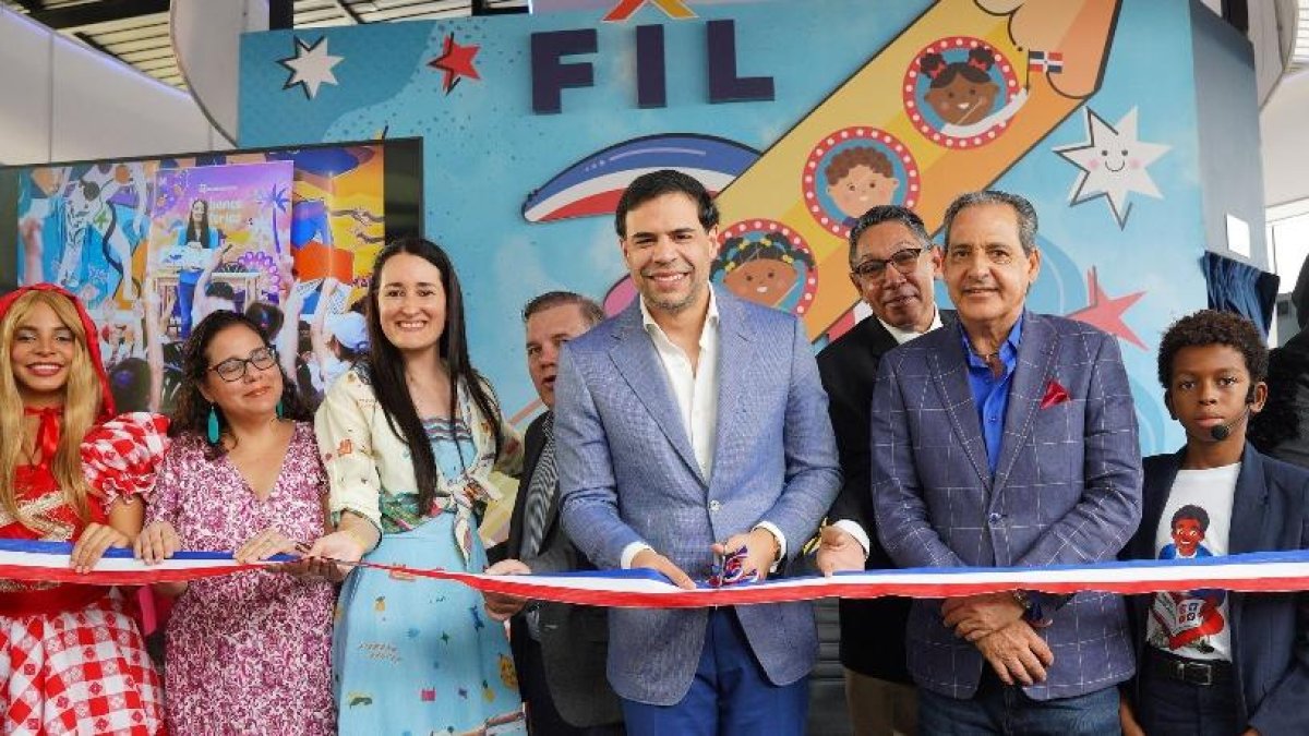 El ministro Roberto Ángel Salcedo en Feria del Libro.