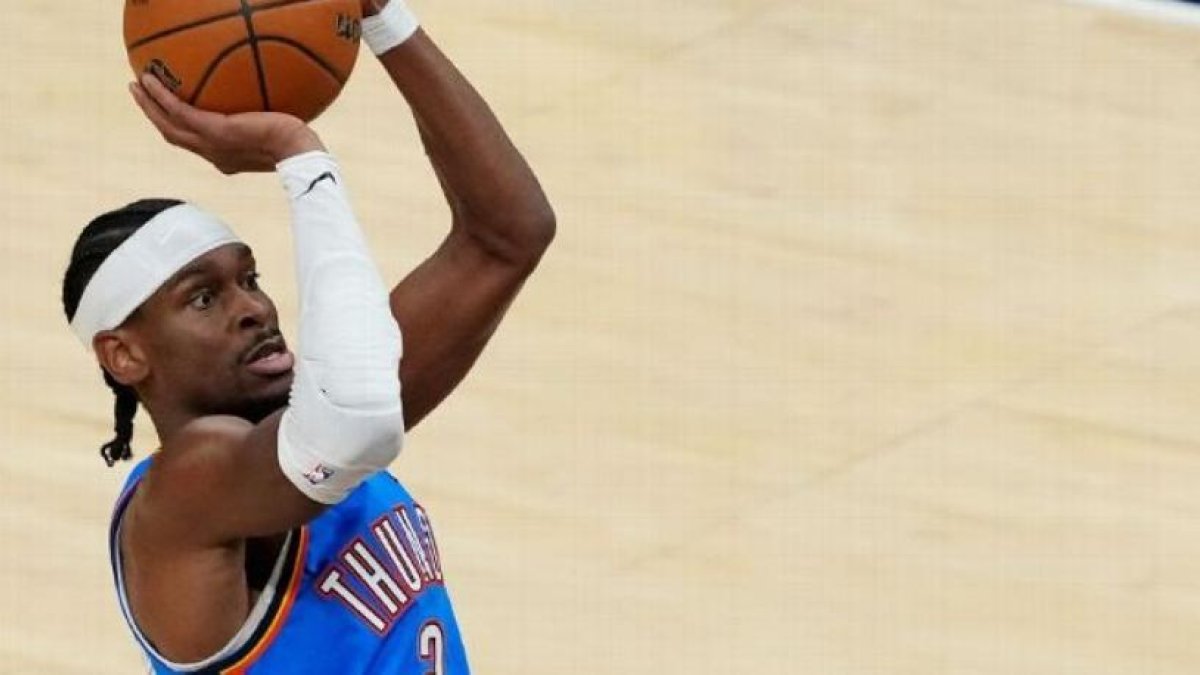 Shai Gilgeous-Alexander, de Thunder, lanza un disparo.