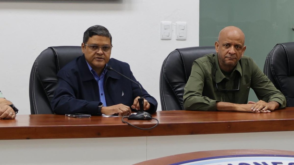 Directivos del COE en rueda de prensa.