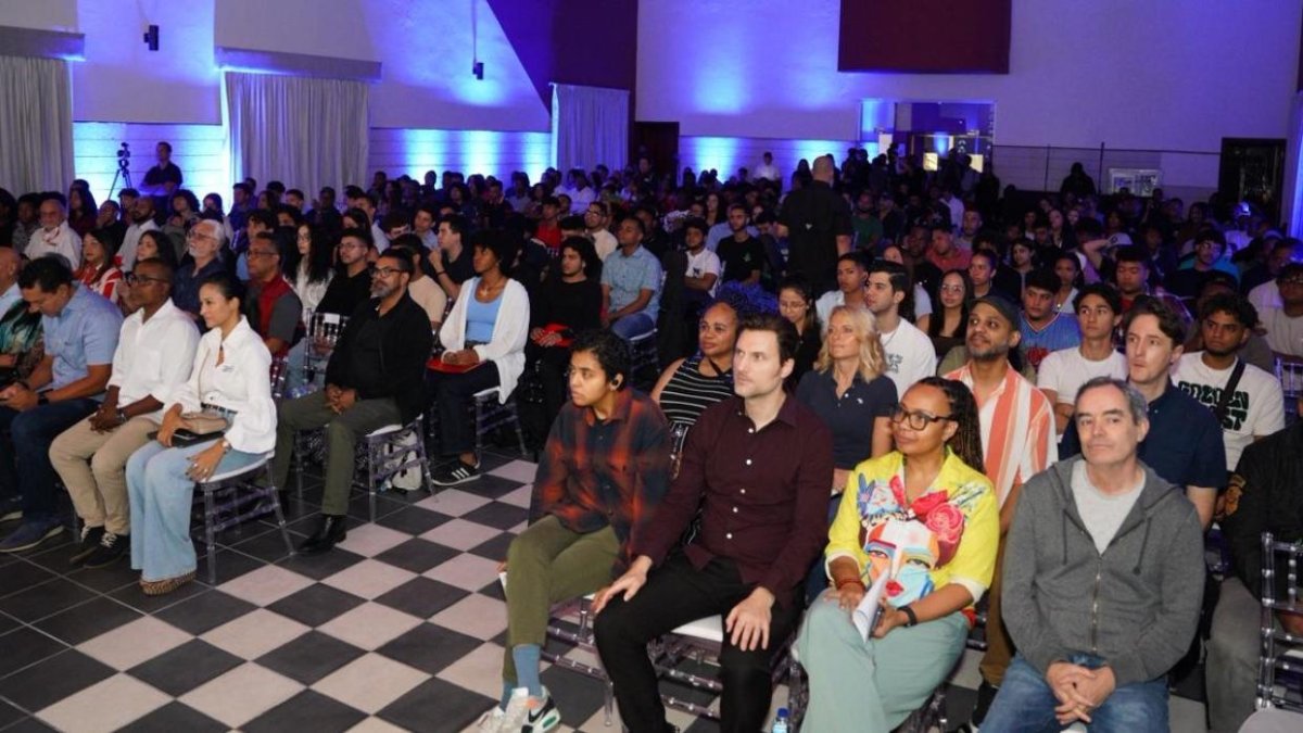 Parte de los estudiantes que participan en el programa Berklee en Santo Domingo.