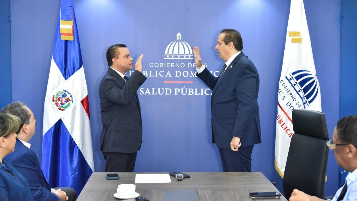 Ministro de Salud Víctor Atallah juramenta a Julio César Landrón como nuevo director del SNS