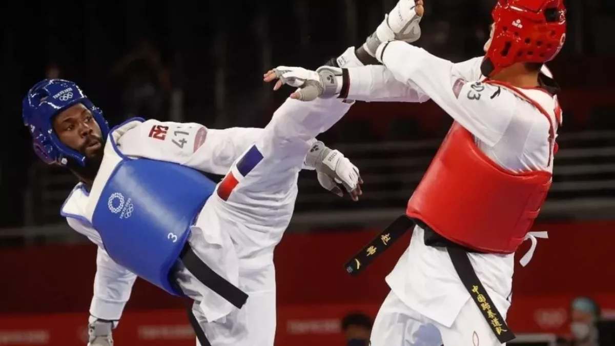 Bernardo Pie (izq.) en una pelea de taekwondo.