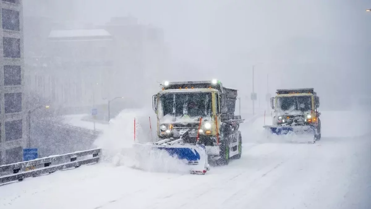 Camiones remueven la nieve de las calles de Nueva York, el 25 de enero de 2026, en medio de la tormenta que afecta a gran parte de Estados Unidos. EFE/Olga Fedorova