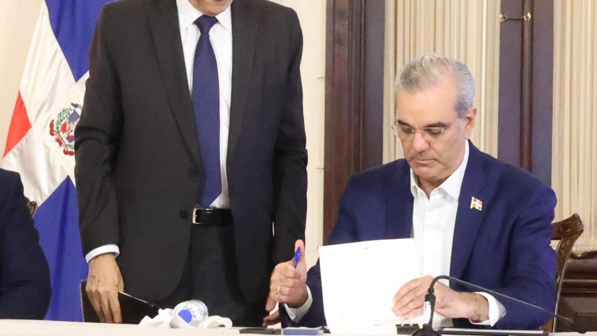 El presidente Luis Abinader en la firma del decreto,  en el Palacio.  José Francisco Álvarez.