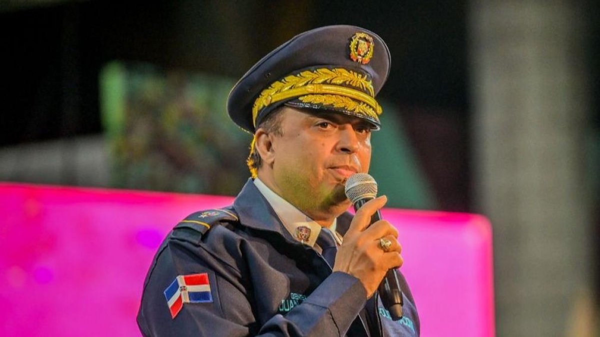 El general Jiménez Reinoso destacó el esfuerzo conjunto de la Alcaldía de Santiago y del comité organizador, resaltando que el Carnaval de Santiago se celebra con entusiasmo