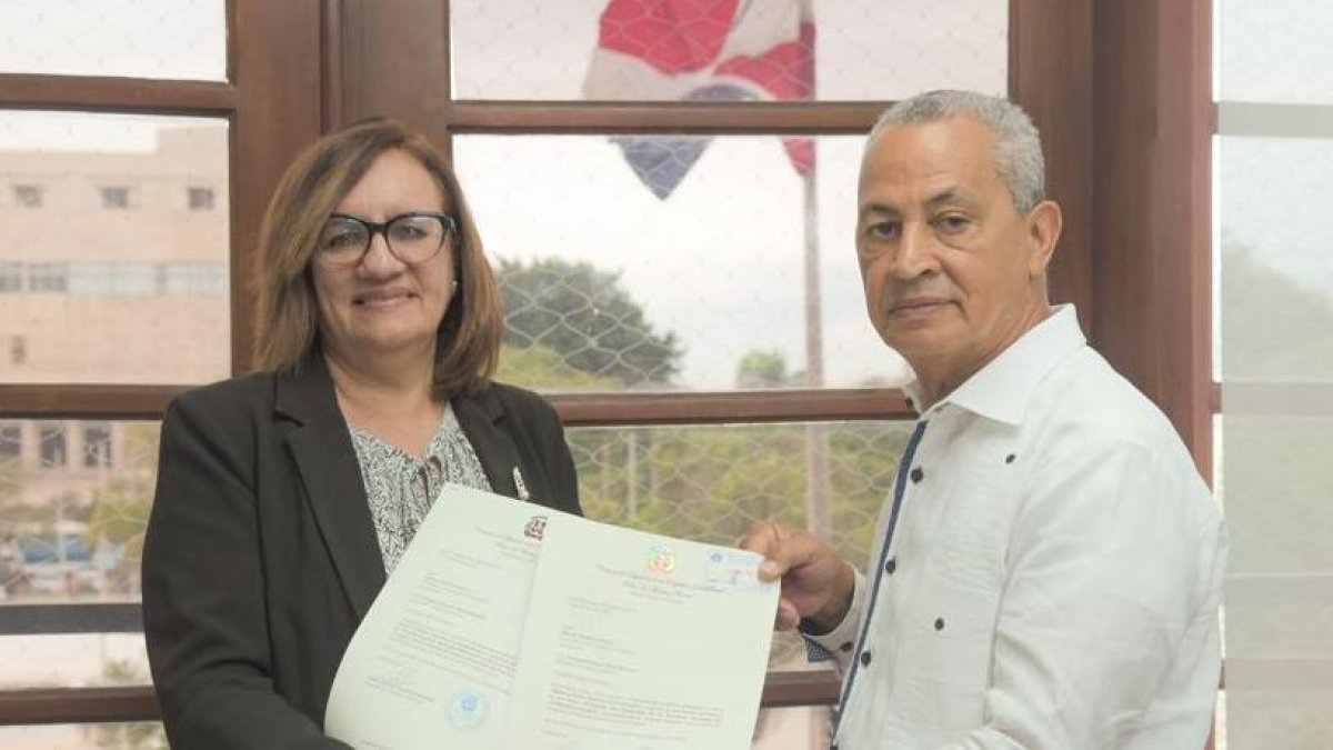 Diputado Pedro Martínez deposita proyecto.