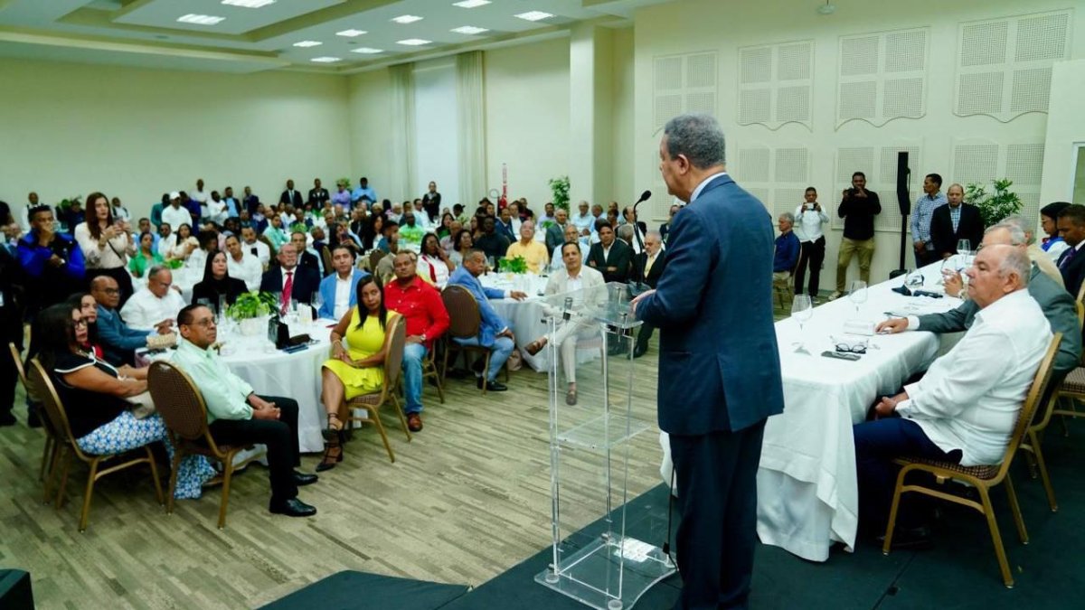 Leonel Fernández se reunió con representantes de cooperativas.