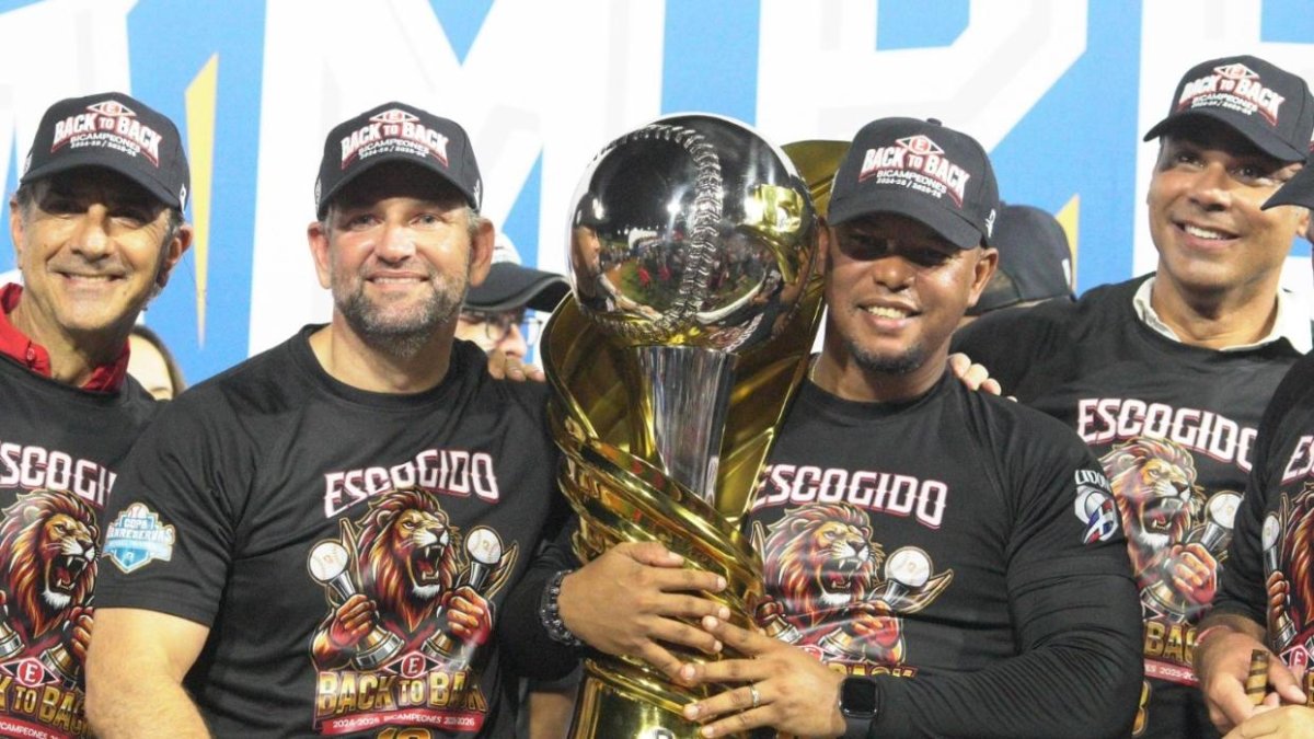 Eduardo Najri, Ramón Santiago y Carlos  Peña, al recibir la copa de campeón, donde los Leones del Escogido,  triunfaron en  la temporada  2025-20.