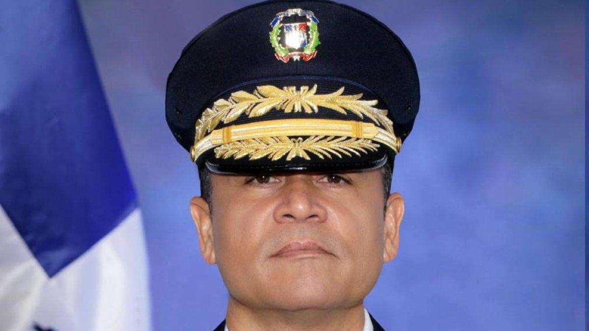 Presidente destituye a jefe policial tras seis meses de gestión polémica