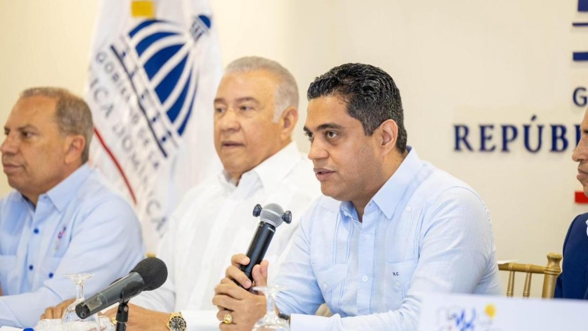 El ministro de Deporte, Kelvin Cruz, se dirige a los presentes junto a otras personalidades.