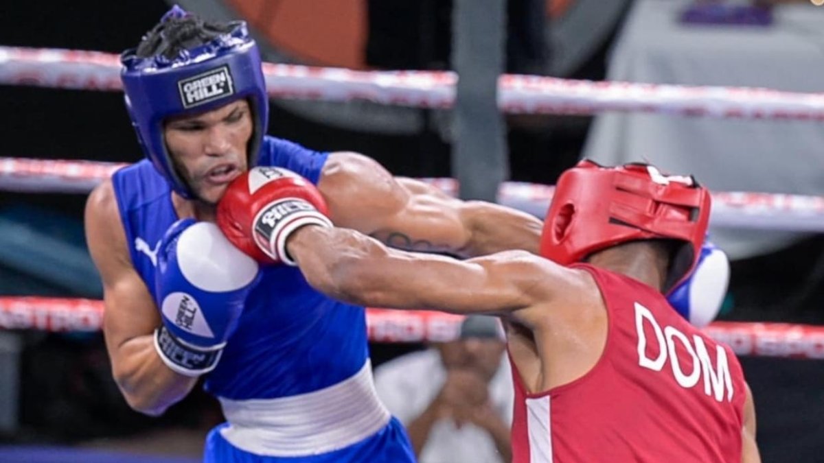 Miguel Encarnación (RD) conecta en rostro del  cubano Erislandy Álvarez.  Tony Núñez