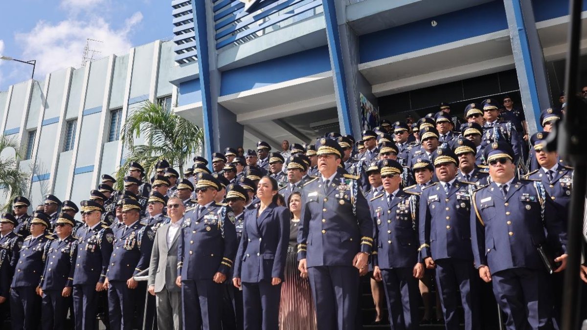 Los altos mandos durante la juramentaciòn del nuevo director  Eliesser Tapia.