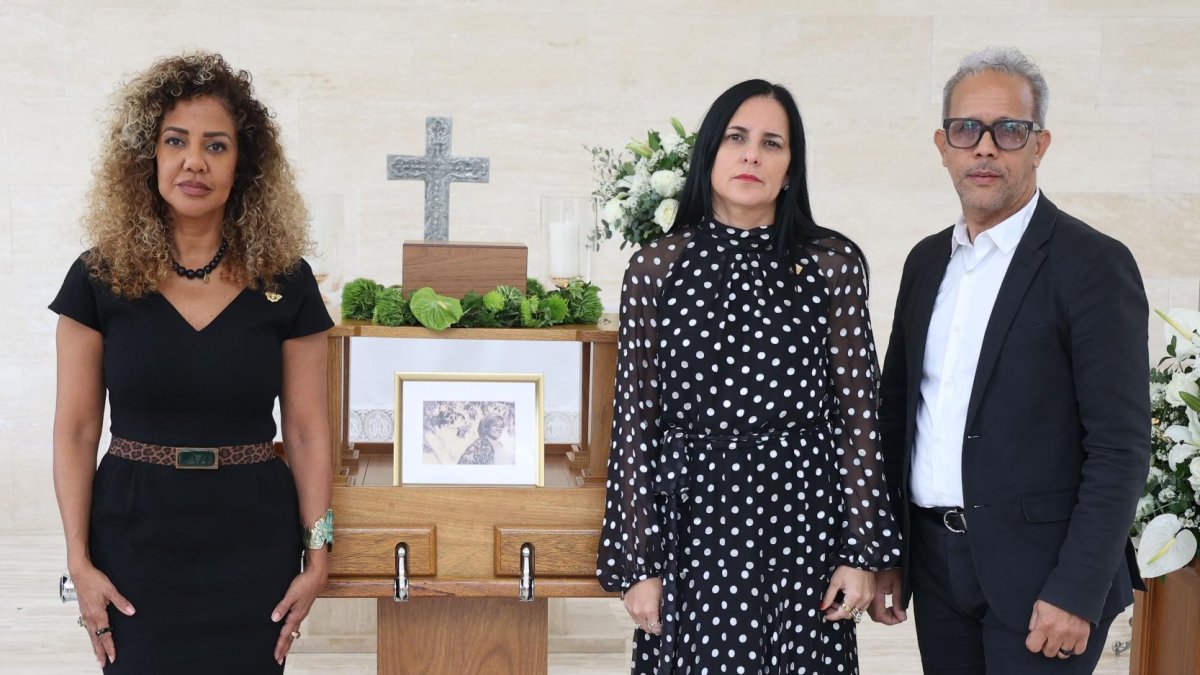 Junto a las cenizas de la artista Ada Balcácer, su hija, Marian Balcácer, Deyanira Papaterra, ejecutiva de Banreservas y Joel Ganell presidente del CODAP.