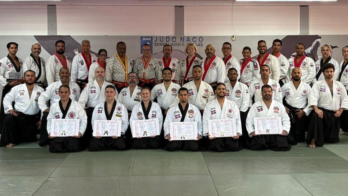 Los  judocas que lograron su ascenso de cintas, durante el ceremonial.