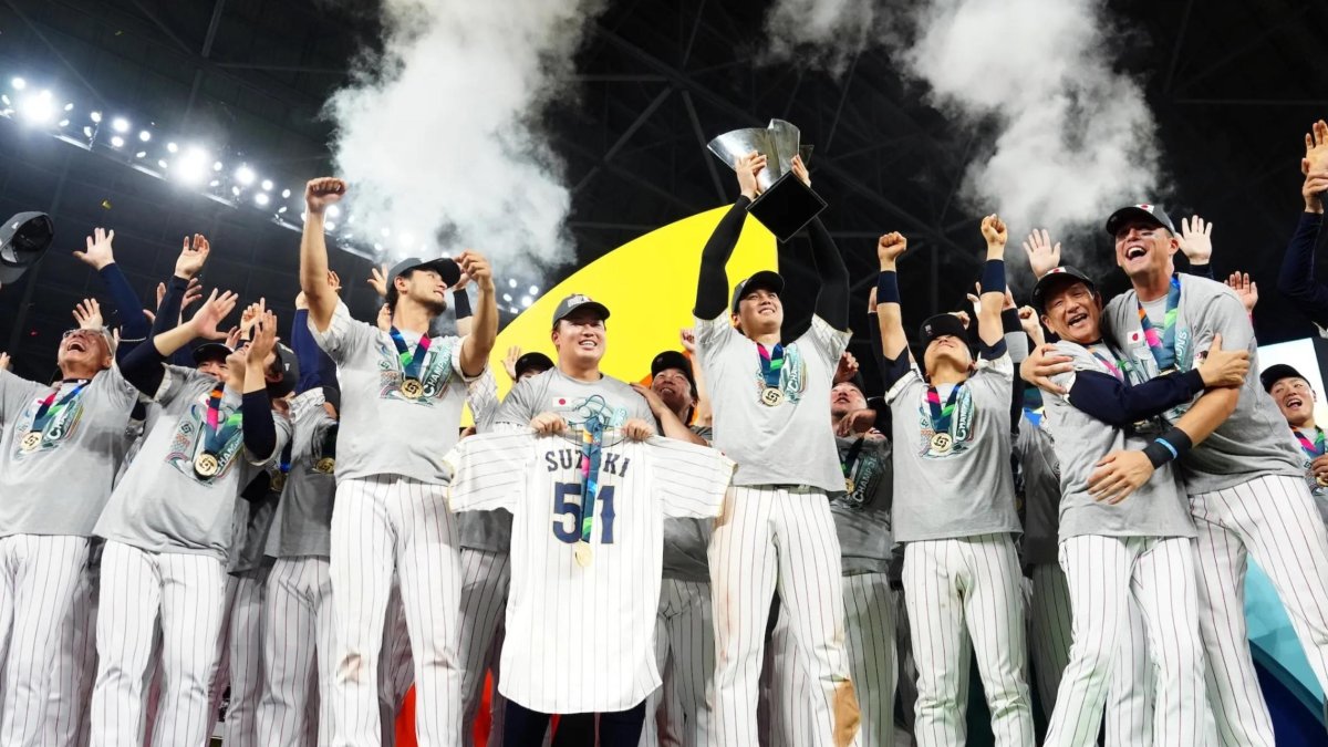 Jugadores de Japón celebran tras su tercer campeonato