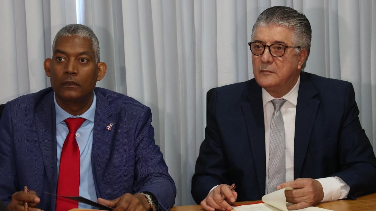 Roberto Santana y Feliciano Lancen, firman acuerdo para tratar con prisioneros.