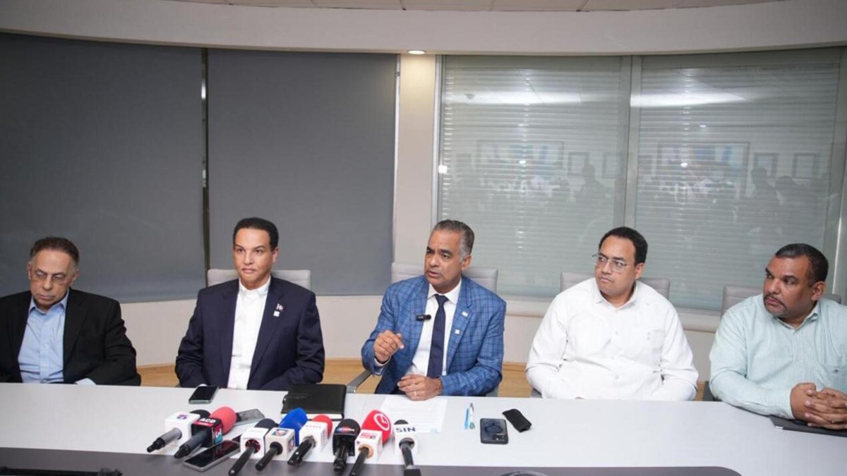 Ministro Energía y Minas dice servicios esenciales como hospitales y aeropuertos operaron con sistemas respaldo.