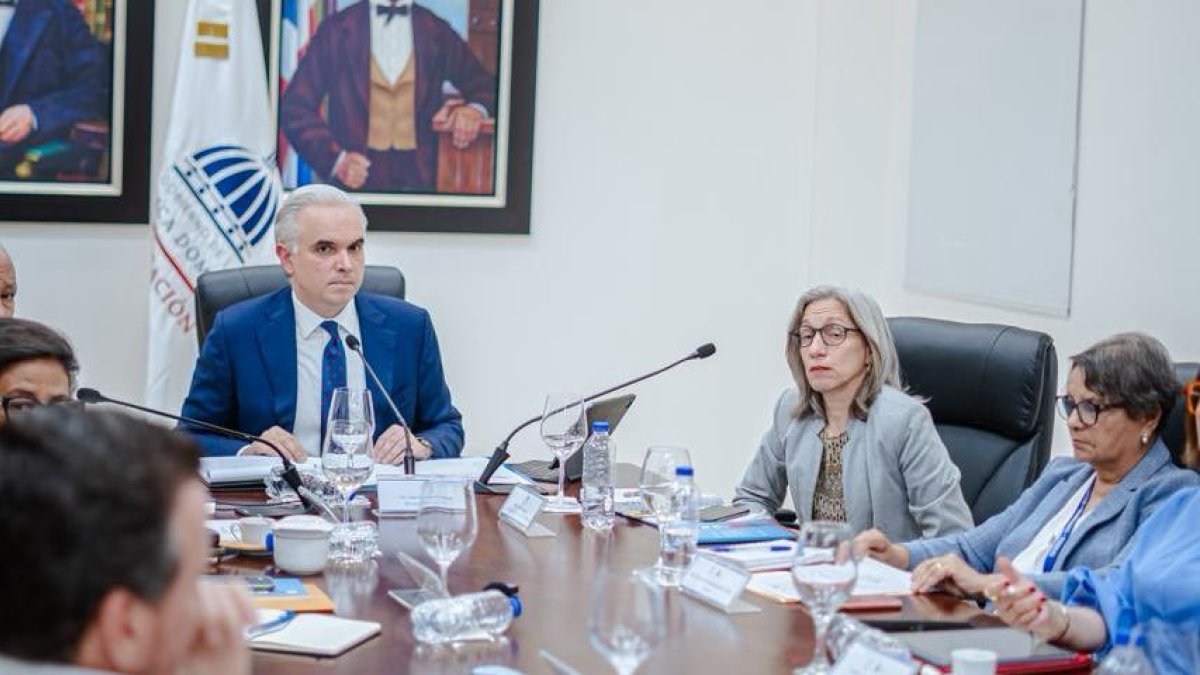 Ministro de Educación activa comisión para preparar inicio del año escolar 2026-2027