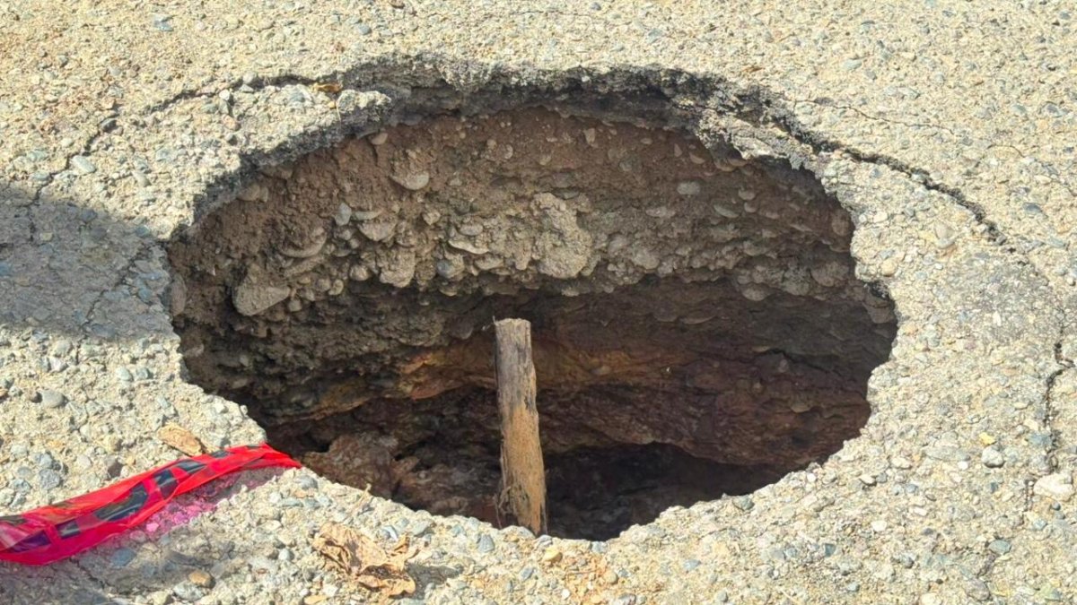 Socavón obliga al cierre de un tramo de la avenida Universitaria en Cotuí