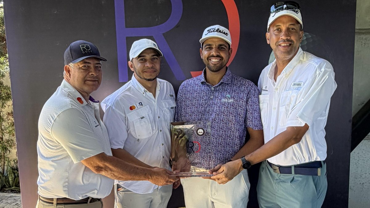 Luis José Placeres, Franklin Díaz y Luis Santana, en representación de Mastercard y BanReservas, patrocinadores del Tour, premian a Radhamés Peña, ganador de la segunda parada.