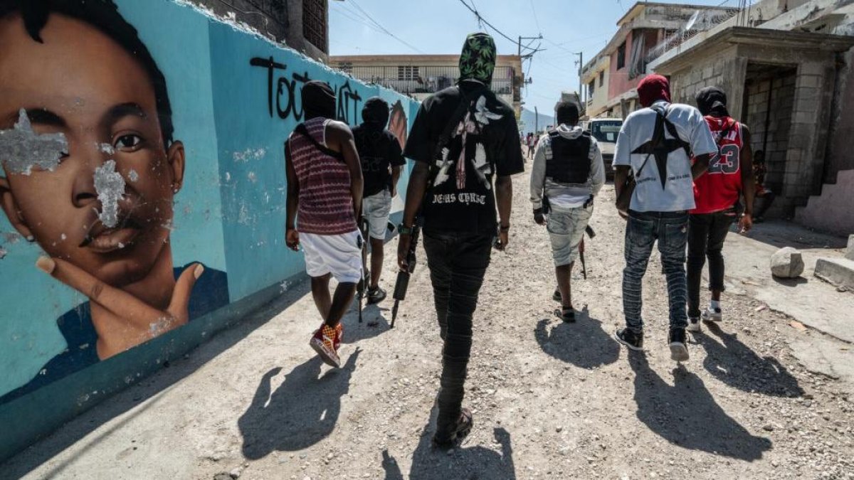 El líder de una banda criminal, Jimmy “Barbacoa” Cherizier, patrulla las calles con miembros de la banda Federación G-9 en la zona de Delmas 3 el 22 de febrero de 2024 en Puerto Príncipe, Haití.