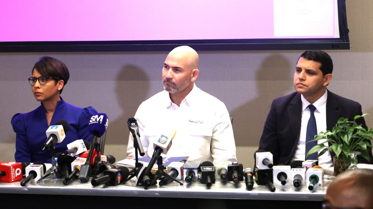 La abogada Emery Colomby Rodríguez, Yuri G. Puello Pratt (vicepresidente de Petromovil) y el abogado Gabriel Brugal Villanueva. (LUDUIS TAPIA)