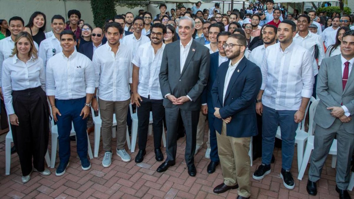 El mandatario fue abordado sobre temas de liderazgo, democracia y su trabajo político, desde sus inicios, experiencia y trayectoria.