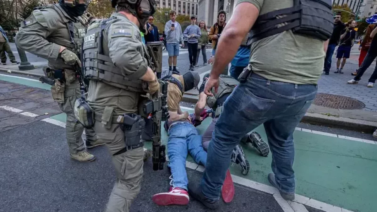 El informe destaca que la probabilidad de que ICE tuviera como objetivo a personas con antecedentes penales se redujo considerablemente.