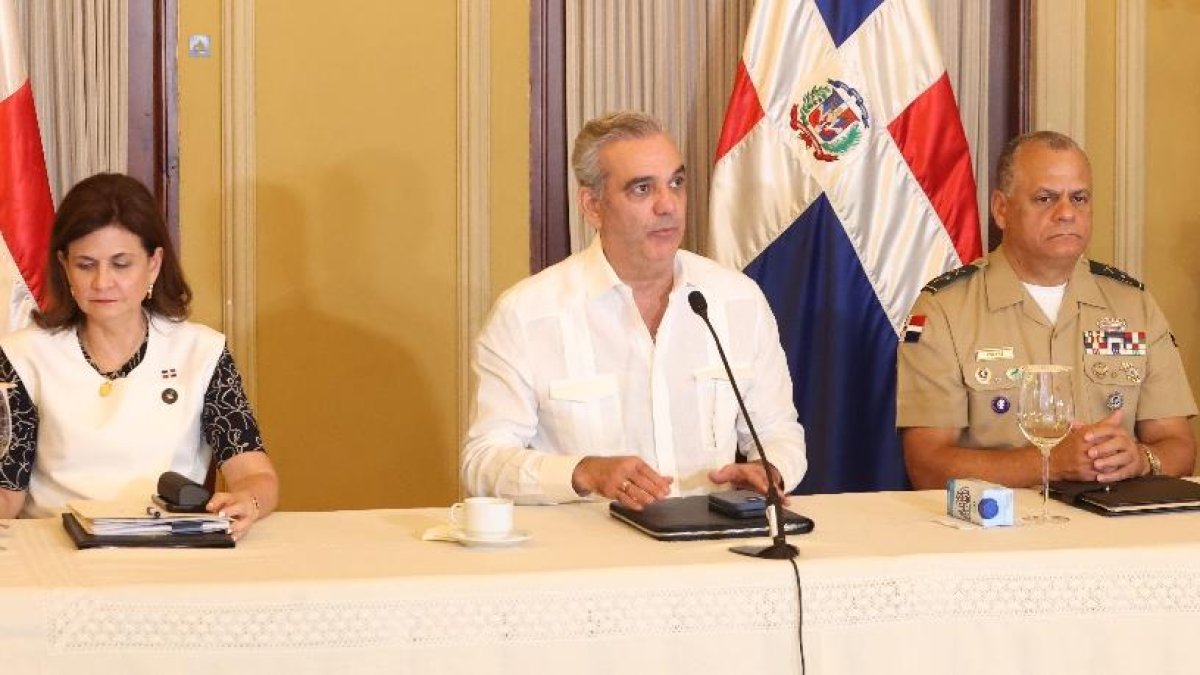 Vicepresidenta Raquel Peña, presidente  Luis Abinader y ministro Defensa Carlos Fernández Onofre.  Duany Núñez.