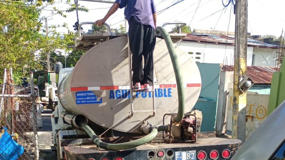 camión de Inapa sacando agua