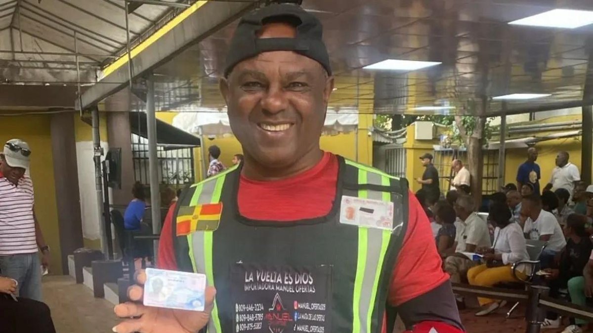 Ciudadano recibe su nueva cédula