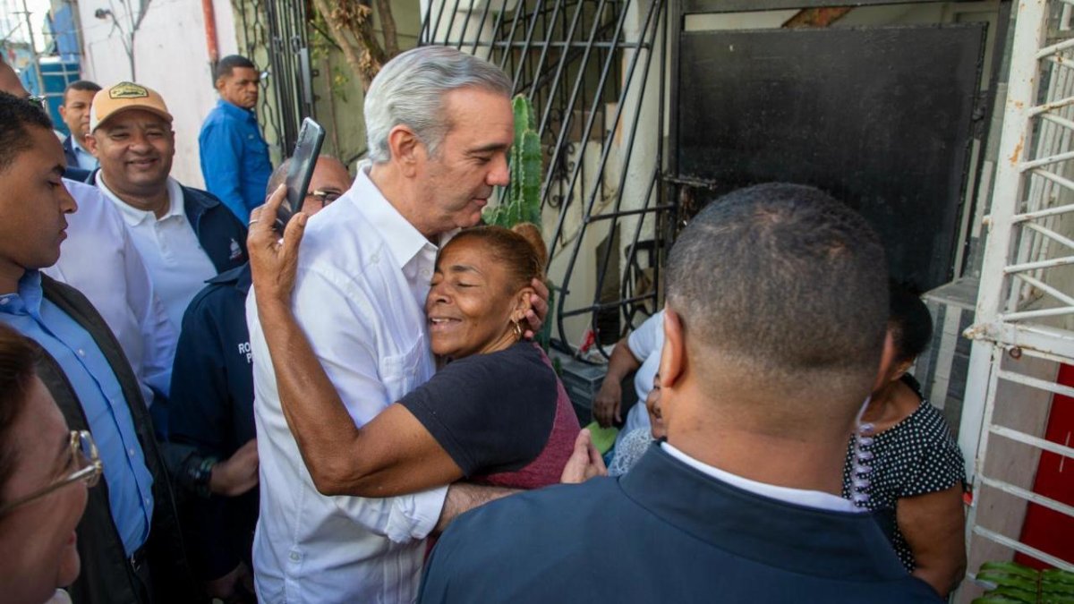 “El gobierno cuenta con los recursos necesarios para corregir estas situaciones y devolver estas comunidades a la normalidad“, reiteró el presidente Abinader al supervisar personalmente el barrio Los Platanitos.