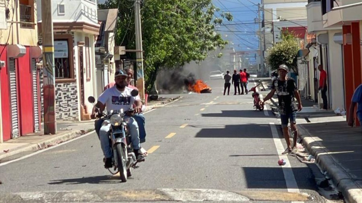 Protestas en Salcedo: continúan enfrentamientos entre manifestantes y Policía