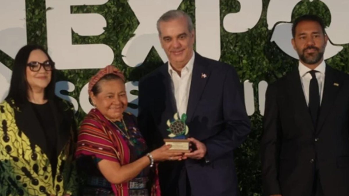 El presidente Abinader junto a la Premio Nobel de la Paz, Rigoberta Menchú,