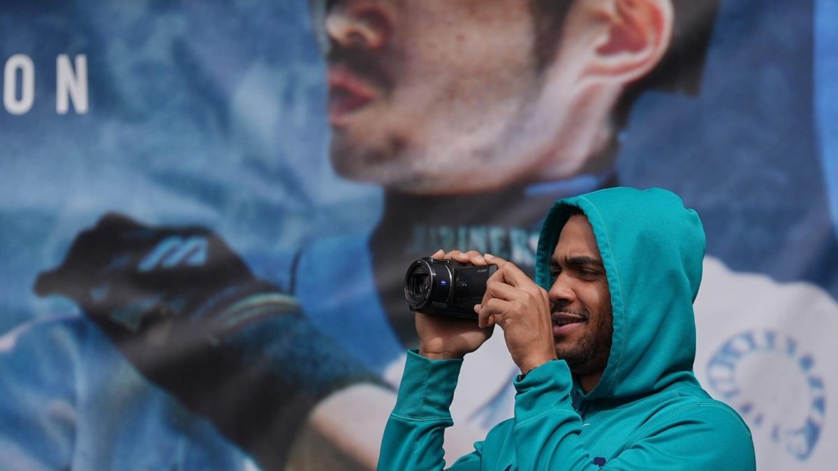 Julio Rodríguez con cámara en mano