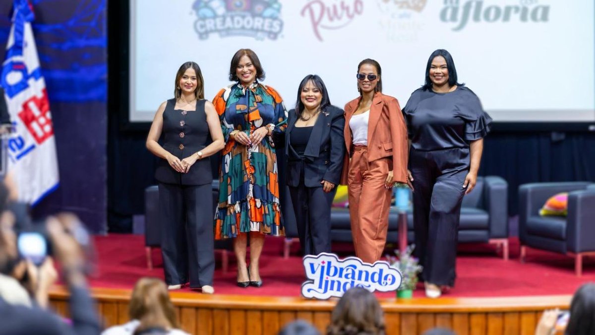 
                Reconocen a la periodista y estratega Mabel Alcalá durante panel en Indotel
            