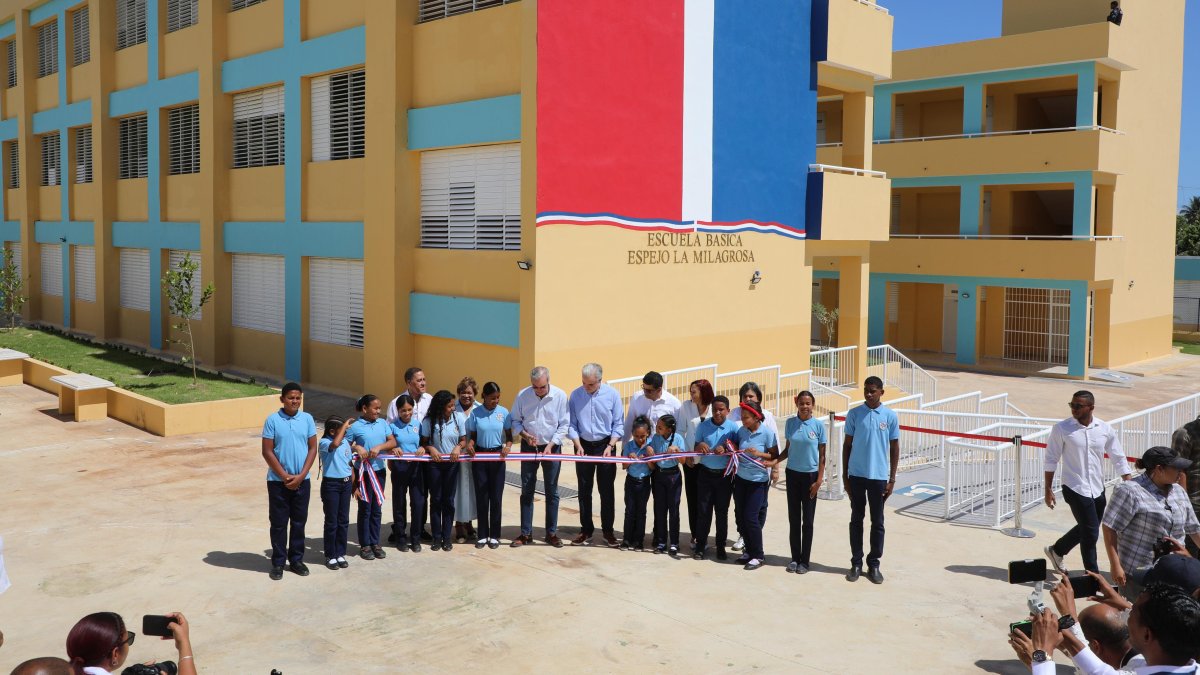 Luis Abinader inaugura escuela básica en La Ureña, SDE