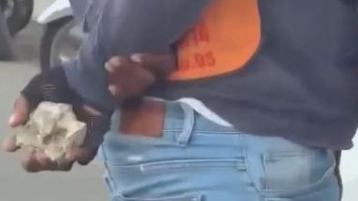 Las pedradas no faltan en la mayoría de los casos.