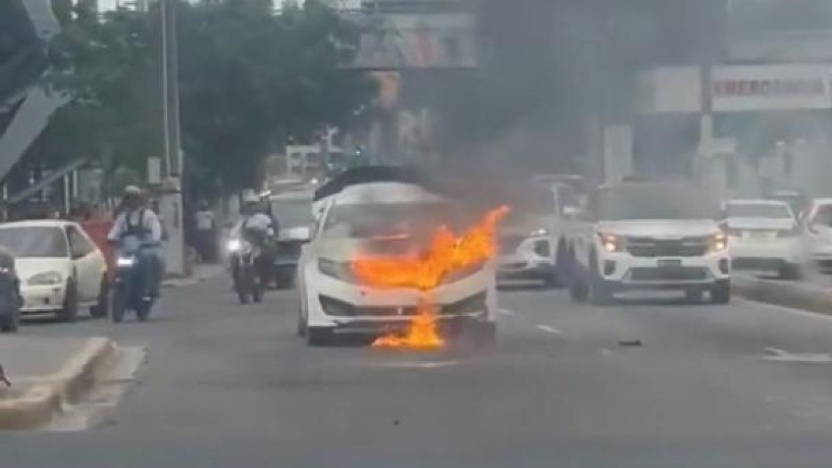 Video: se incendia vehículo en la Ortega y Gasset