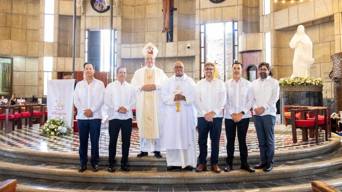 Juan José Alorda, Pedro Alorda, Monseñor José Amable Guzmán, Padre Porfirio Espinal, Felipe Thomas, Jorge Hernández y Joso Luis Thomas