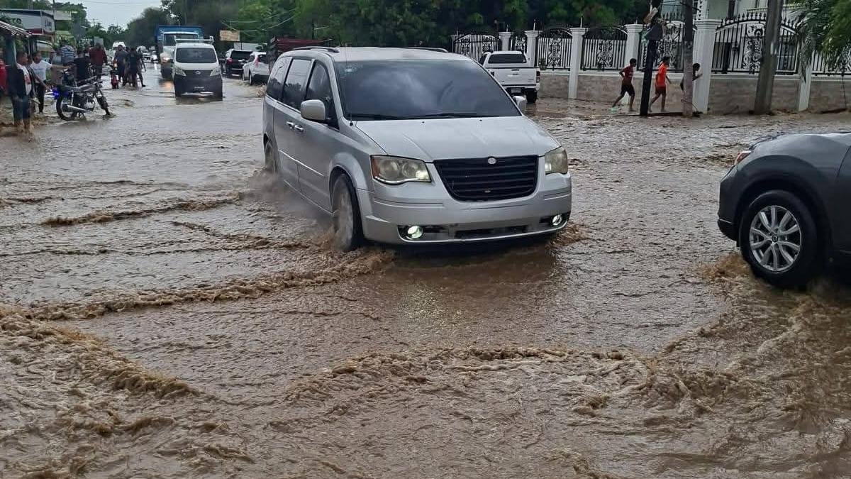 Inundaciones en Santo Domingo provocadas por lluvias intensas.