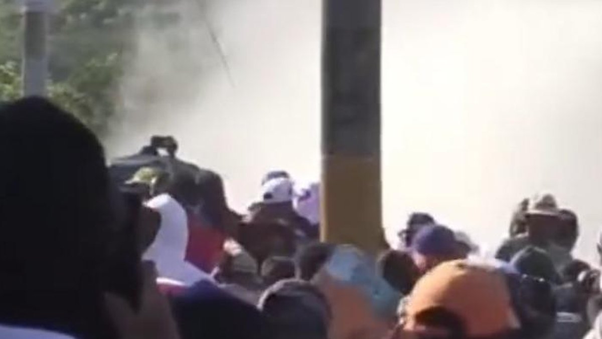 Los manifestantes fueron atacados con bombas lacrimógenas y chorros de agua.