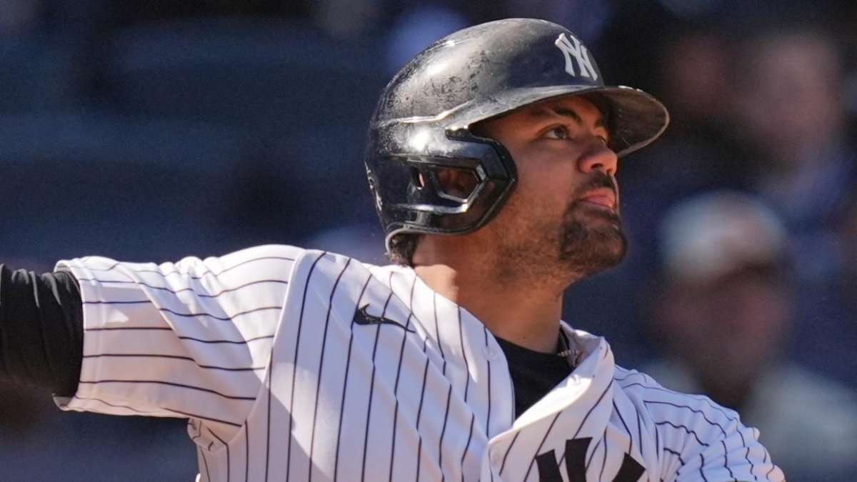 El dominicano Jasson Domínguez, de los Yanquis,  observa la bola salir del parque.