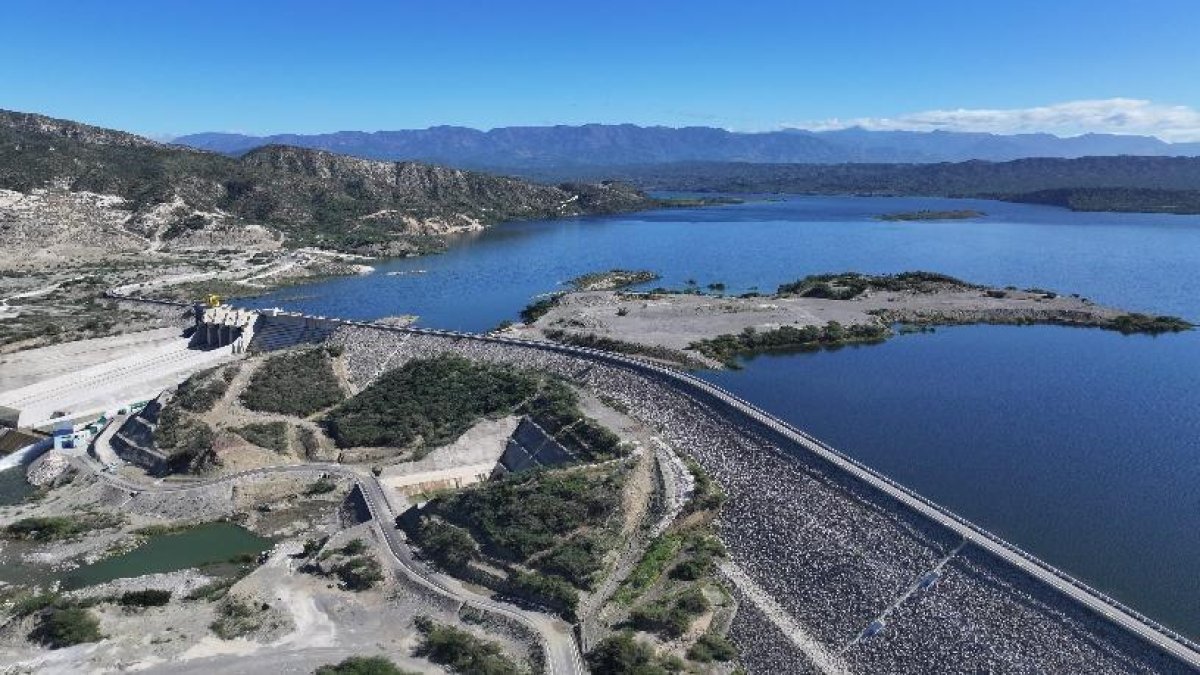 El embalse de la presa de Montegrande está lleno.