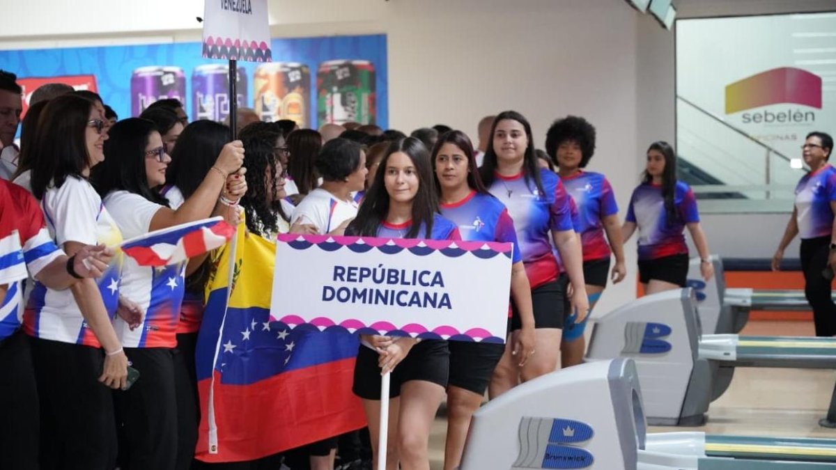 La delegación dominicana en la justa internacional, en  el desfile.  Manolito Jimènez.