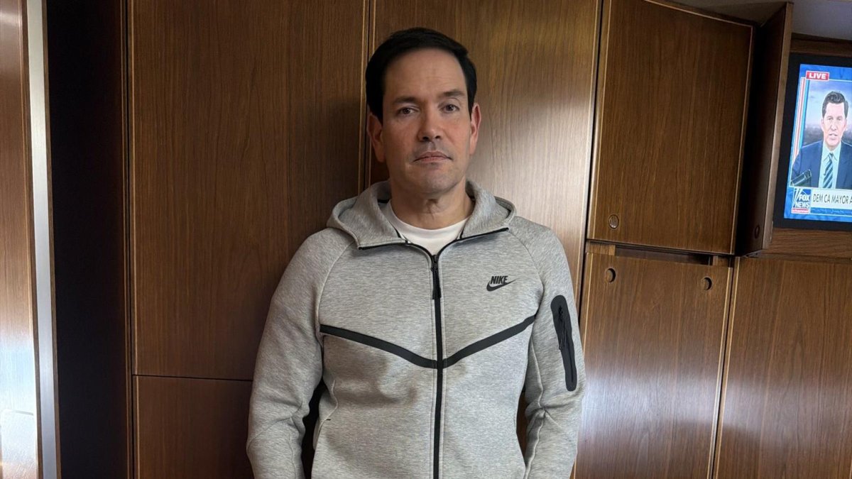 La Casa Blanca publica foto de Marco Rubio en el Air Force One, rumbo a China, con el chándal que tenía Nicolás Maduro cuando fue capturado