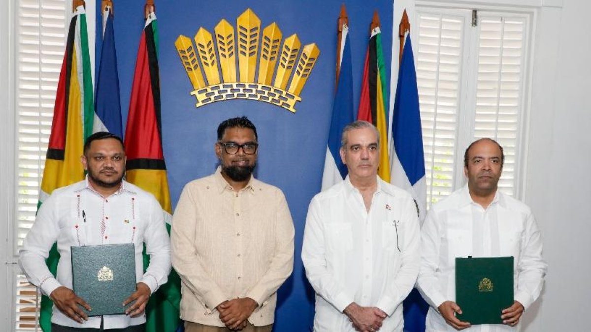 Abinader firma contrato petrolero y gas en Guyana