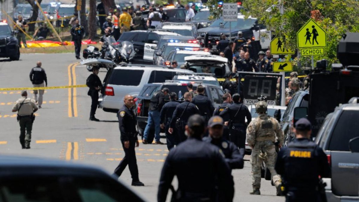 Al menos cinco muertos, dos de ellos los atacantes, en tiroteo a una mezquita en San Diego