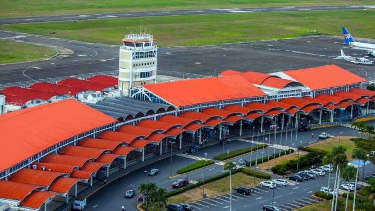 Hospitalizan a cuatro personas tras fuerte olor en la cabina de un vuelo en aeropuerto de Santiago
