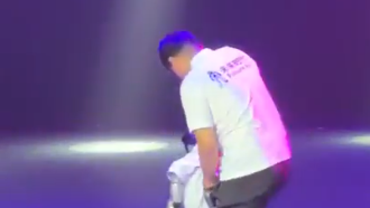 Robot humanoide intenta imitar a Michael Jackson, pero terminó destornillado